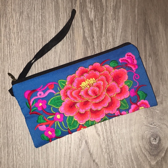 Handbags - ♦️Blue Floral Wristlet